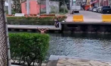 No entienden: detienen a dos hombres que nadaron en zona de cocodrilos en Tampico