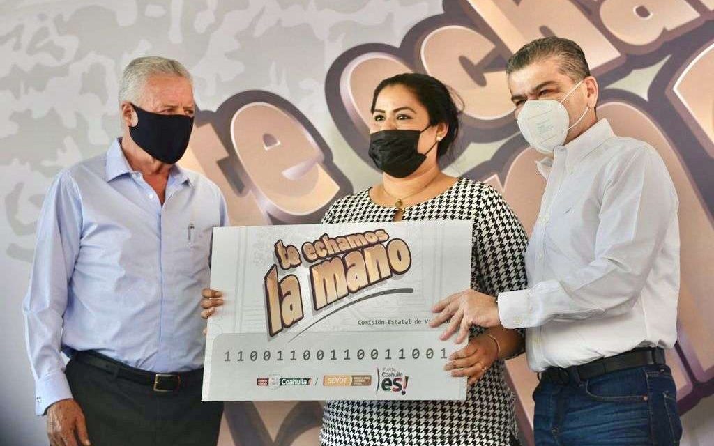 Gobernador Riquelme entrega tarjetas “Te Echamos la Mano”