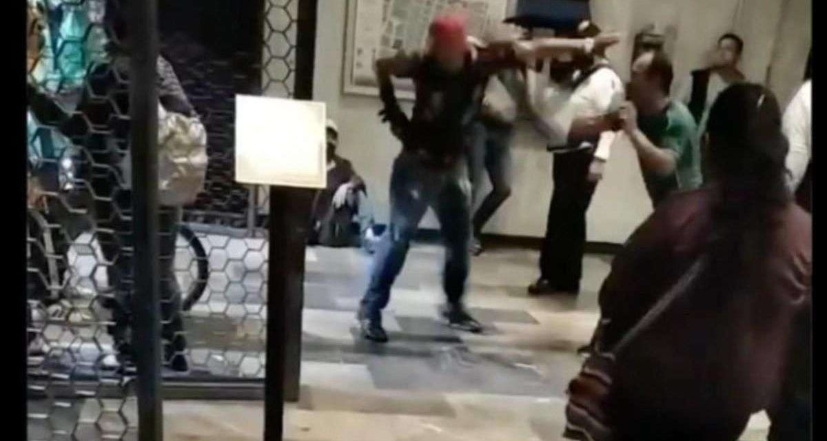 (VIDEO) Otro ‘Club de la Pelea’. Ahora en Metro Pantitlán en CDMX