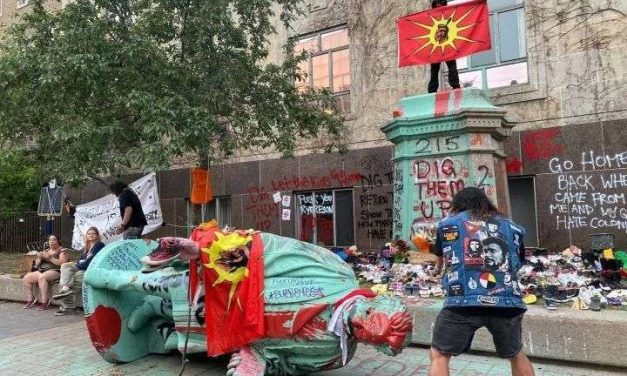 Canadienses derriban estatua en protesta por infanticidio