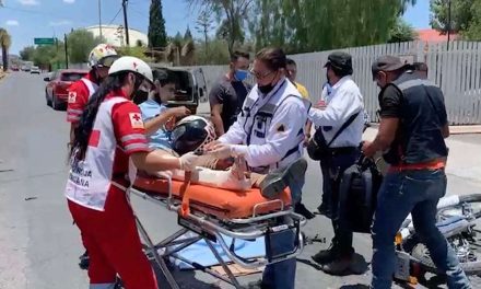 Motociclista choca contra una camioneta que se le atravesó