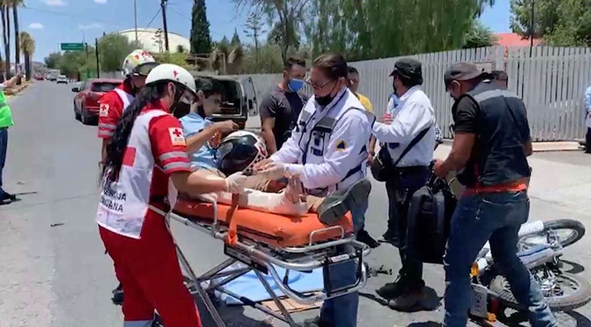 Motociclista choca contra una camioneta que se le atravesó
