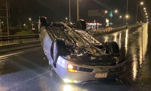 Joven vuelca su vehículo, se impacto contra el cordón cuenta de un puente