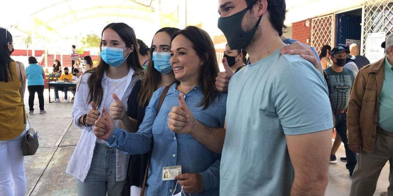 Acude Tere Romo a emitir su voto