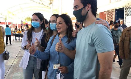 Acude Tere Romo a emitir su voto