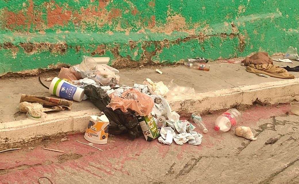 Riegan basura en el Barrio de Santa Anita