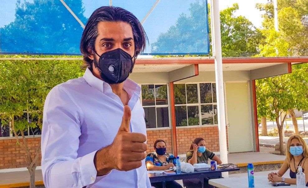Antonio Attolini  llora luego de acudir a votar