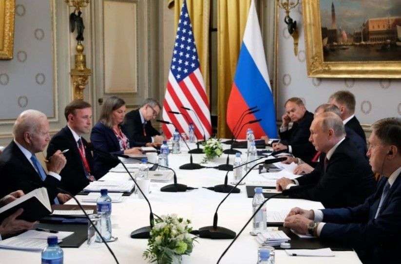 Desconfianza entre Biden y Putin… cada quién llevó su marca de botellas de agua