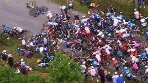 VIDEO. Provoca caída masiva de ciclistas y será demandada por Tour de Francia