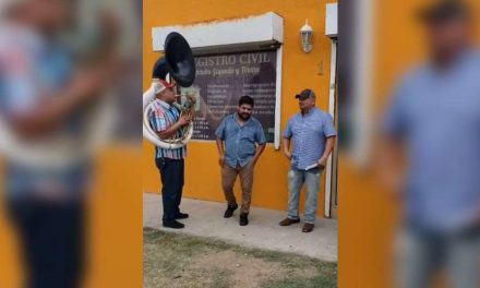 VIDEO. Festeja su divorcio llevando conjunto a Registro Civil en Acuña