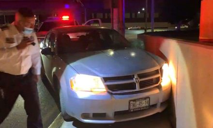 Joven se queda dormido y choca en centro comercial de Saltillo