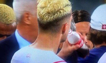 Mientras Cristiano la desprecia, capitán de Suiza se toma una Coca-Cola antes de cobrar los penales
