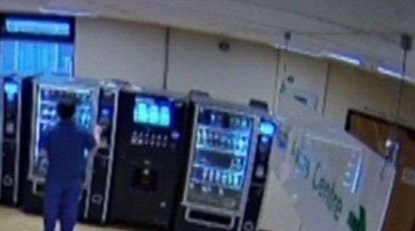 Enfermera le roba la tarjeta a una mujer muerta por Covid-19 para comprar dulces