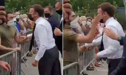 Emmanuel Macron es abofeteado por una persona en plena calle