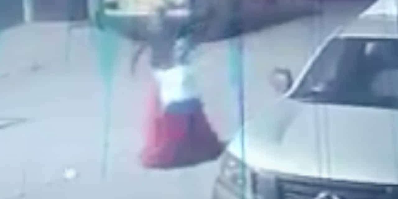 Video: misteriosa mujer camina en la madrugada por las calles de Saltillo
