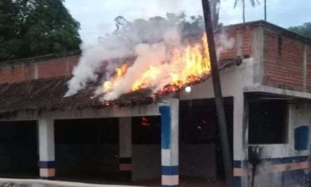 Queman instalaciones del Consejo Electoral de Laollaga, Oaxaca