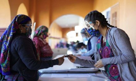 Mujeres zapotecas controlan casillas de Quialana