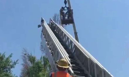 Trabajadores se quedan atrapados en lo alto de una grúa en Nuevo León