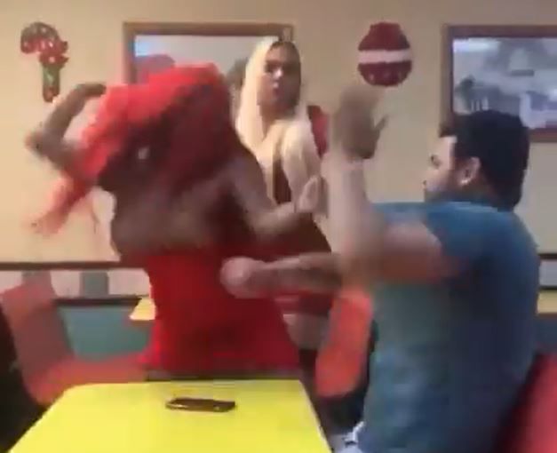 VIDEO: ‘¡A mí me respetas!’; Ve como le fue a estos ‘onvres’ contra dos chicas trans