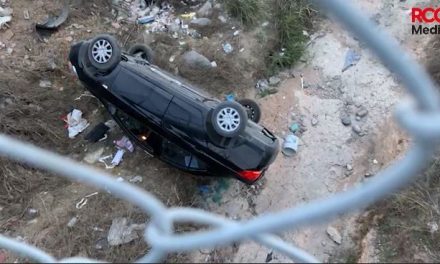 Conductor en estado de ebriedad cae hasta el fondo de un arroyo