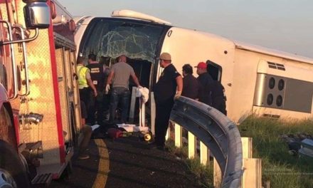 Autobús de pasajeros se vuelca en la carretera Reynosa-Monterrey; hay 12 muertos