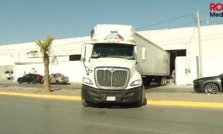 Con total impunidad tráileres bloquean vialidad en Torreón