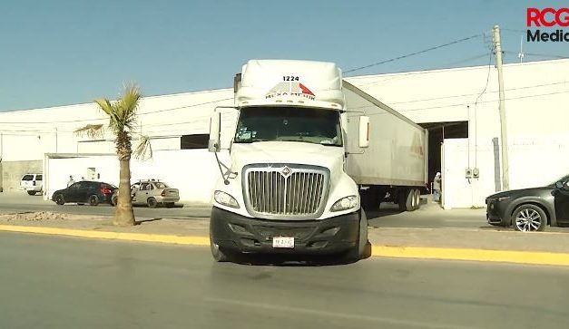 Con total impunidad tráileres bloquean vialidad en Torreón