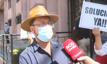 Maestros se manifiestan en el Congreso del Estado