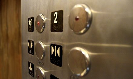 Niño de siete años muere aplastado por un elevador en sus vacaciones