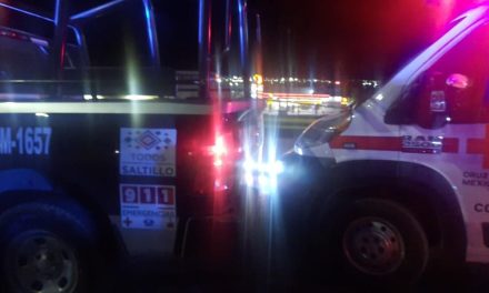 Mujer embarazada pierde la vida tras volcadura en carretera Saltillo-Torreón