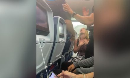 Mujer se niega a usar cubrebocas en avión y escupe a pasajeros