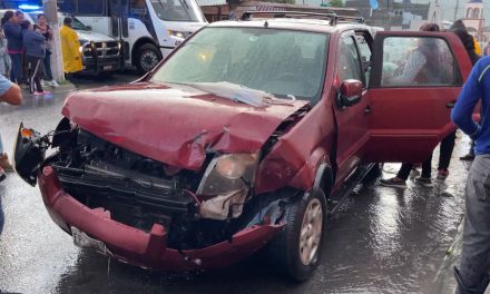 Camionetas chocan y se proyectan contra mujer en Saltillo