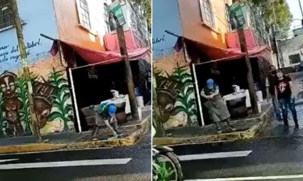 Taquero enjuaga trapo en charco con agua sucia en CDMX