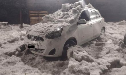 Hombre queda atrapado en su auto por granizada y muere de hipotermia