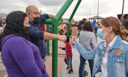 Diputada María Bárbara lleva cartelera de lucha libre al Distrito 14 en Saltillo