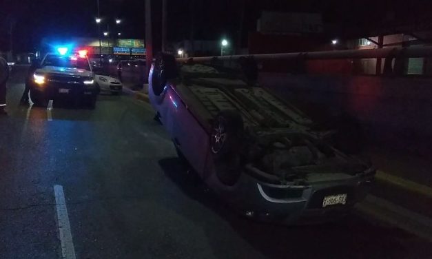 Pierde el control y termina volcado