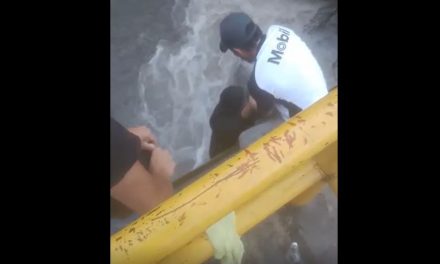 Video: En Saltillo héroes sin capa rescatan a hombre de fuerte corriente de agua
