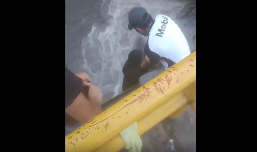 Video: En Saltillo héroes sin capa rescatan a hombre de fuerte corriente de agua