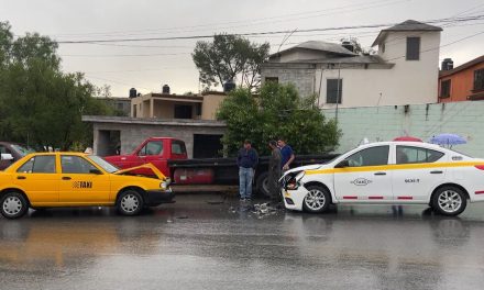 Tanto espacio… y coincidir; taxistas chocan de frente en Saltillo