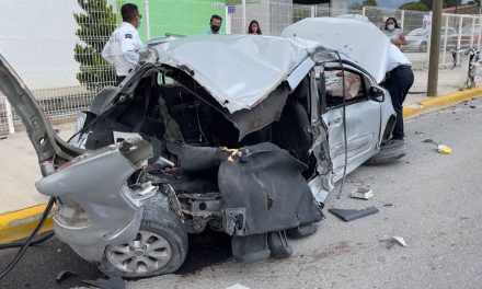 ¡Se lleva el susto de su vida! Destroza su auto en Emilio Arizpe Saltillo