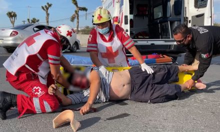 Al borde de la muerte tras chocar su motocicleta en Saltillo