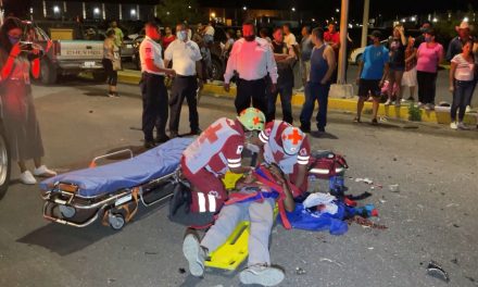 Salen proyectados de camioneta en fuerte accidente en Saltillo