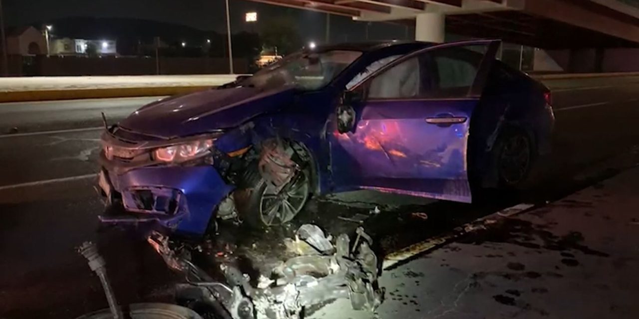 ¡Salen volando las piezas! Destroza su auto en accidente en Saltillo