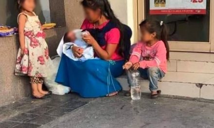 Madre encarga a bebé a mujer que pedía limosna y no regresa en Nuevo León