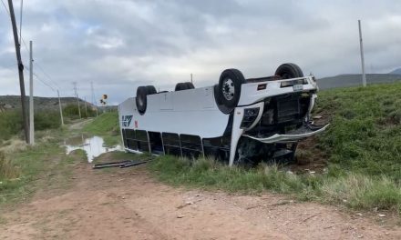 VIDEO. Vuelca transporte de personal y resultan 12 personas lesionadas en Saltillo
