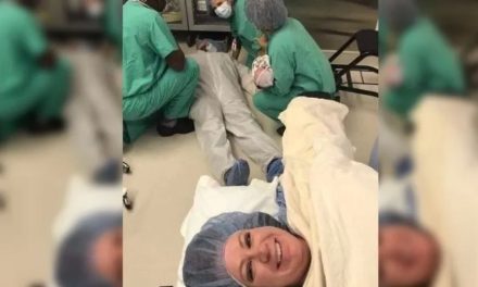 Mujer toma selfie con su esposo desmayado en sala de partos