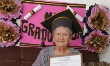 Abuelita se gradúa de secundaria en Sinaloa