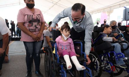 Entrega Manolo Jiménez 6 mil aparatos auditivos y ortopédicos en Saltillo