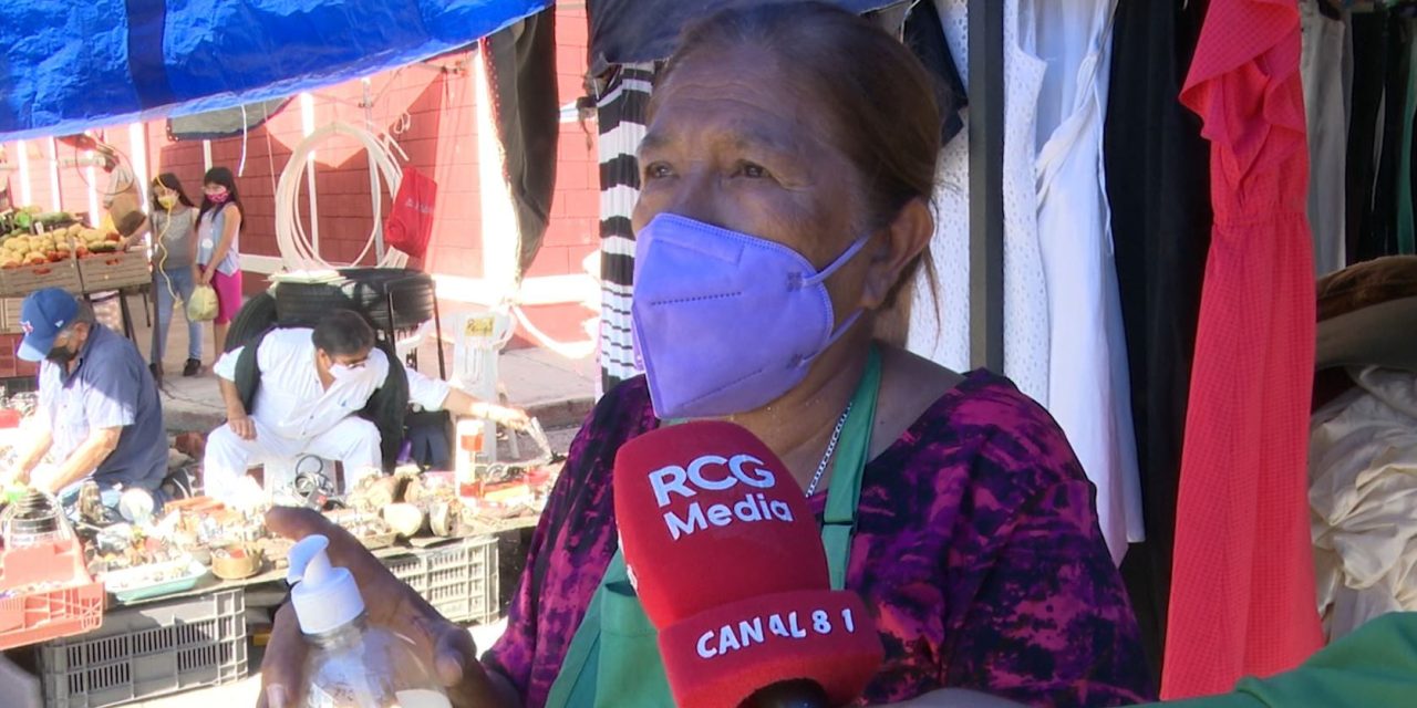 Comerciante vigila se cumplan protocolos en mercaditos en Saltillo