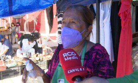 Comerciante vigila se cumplan protocolos en mercaditos en Saltillo
